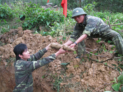 Phát hiện bom khổng lồ dưới móng nhà